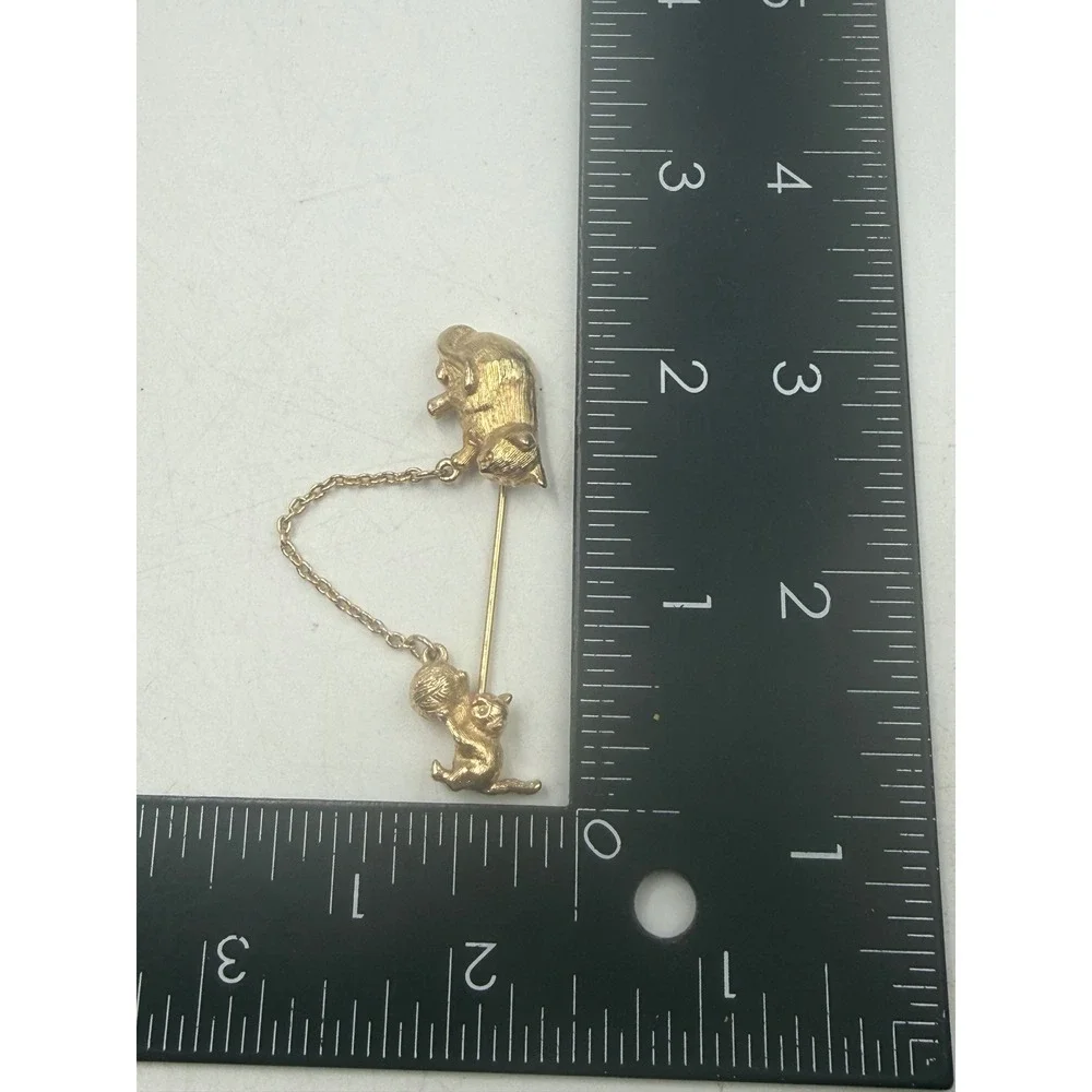 Vintage Avon Gold Tone Cat and Kitten with Yarn Ball Chain Brooch Pin